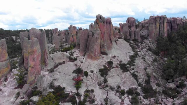 Toma aerea de dron de formaciones rocosas en forma de pilares en la zona Valle de los monjes en el estado de Chihuahua, M&eacute;xico.