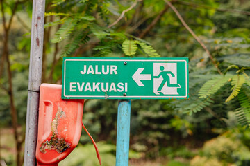 Evacuation route sign 