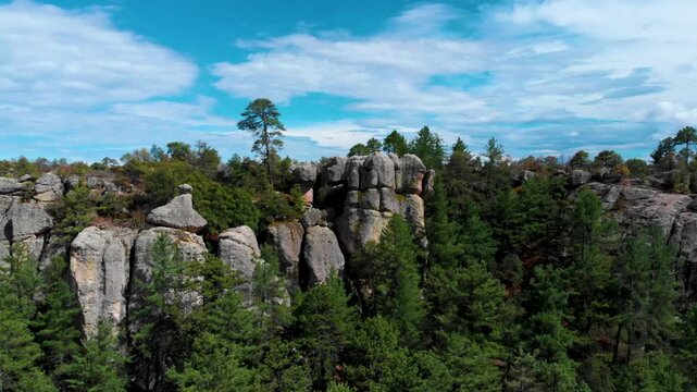 Majestuosos acantilados monta&ntilde;osos y paisaje rocoso bajo un cielo nublado en Creel chichuahua,; exuberante bosque verde y un paisaje natural espectacular, ideal para viajes y recuerdos de verano.