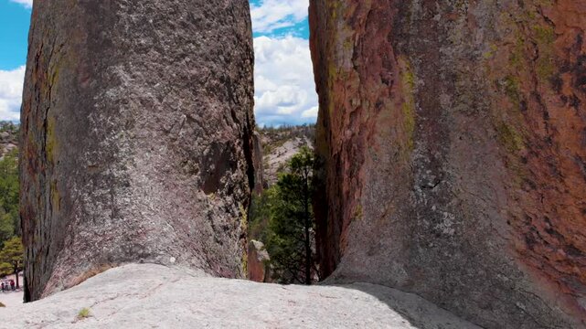 Toma con dron entre 2 rocas
