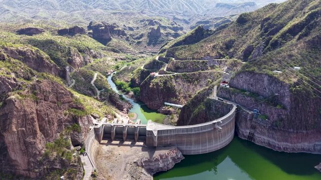 Toma aerea con dron de la cortina de la presa del Novillo en el estado de Sonora M&eacute;xico