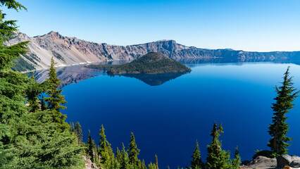 Crater Lake National Park – Deep Blue Volcanic Lake in Oregon © Alex Manita