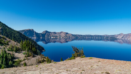 Crater Lake National Park – Deep Blue Volcanic Lake in Oregon © Alex Manita