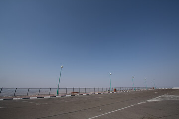 Obraz premium Scenic landscapes and mountain roads around Jebel Hafeet in Al Ain, United Arab Emirates, showing desert terrain, rocky hills, and winding routes under clear skies.