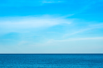 Obraz premium Nature of the ocean and blue sky Summer with sunshine, sandy beaches, clear blue waters sparkling against the blue sky. on an island with good ecology and environment Background for summer vacation