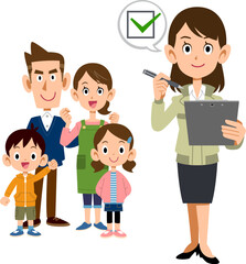家族とチェックマークを書類に記入する工務店の女性
