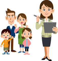 家族と書類に書き込む工務店の女性
