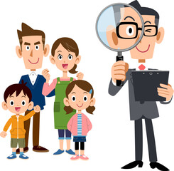 家族と書類を手に持ち虫眼鏡を覗くスーツ姿の男性
