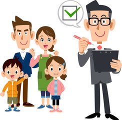 家族とチェックマークを書類に記入するスーツ姿の男性
