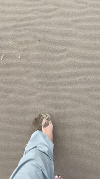 Camminare a piedi nudi sulla sabbia