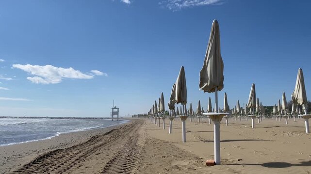 Ombrelloni chiari in spiaggia