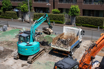 解体工事中のトラック・ダンプカーとショベルカー