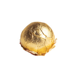 Obraz premium Chocolate ball candy in gold foil wrapper isolated on transparent background