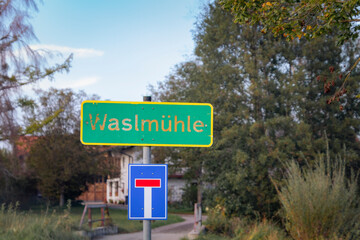 Ortstafel kennzeichnet Aussiedlerhof in Bayern © Fabian Ibelherr
