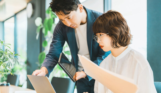 ミーティングをする男女2人のビジネスマン