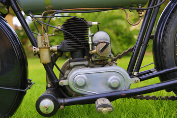 Obraz premium Close up of the engine of an old classic Triumph motorcycle in the garden