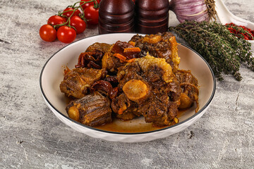 Baked oztail with tomato and carrot