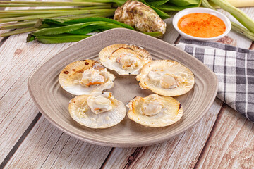 Grilled scallops with cream cheese