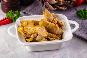 Marinated organic artichole with oil