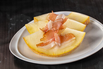 Slised sweet melon with Jamon