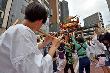 祭りで最高の盛り上がりを見せる神輿渡御