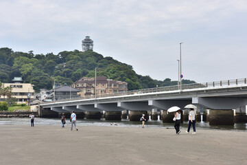 片瀬東浜のトンボロ現象を体験しに集まった人々 © masyok