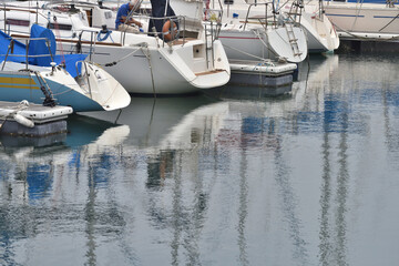 江の島ヨットハーバーに係留するヨット