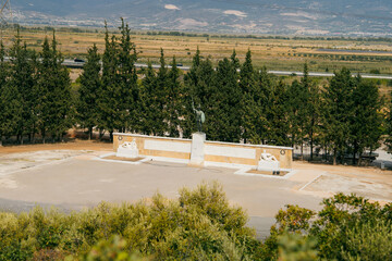 Obraz premium Greece 9.9.2025: Wide view of the famous Leonidas Monument at Thermopylae, Greece. This historic memorial honors King Leonidas I and the 300 Spartans who fought in the Battle of Thermopylae Greek 