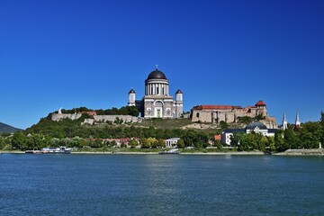 Blick an die Basilika von Esztergom und die Donau
