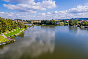 Fototapeta premium Zalew Wolbromski. Ten największy w powiecie olkuskim akwen. Raj dla spacerowiczów, biegaczy, rowerzystów i wędkarzy. Odpoczywać tu można o każdej porze dnia i roku.