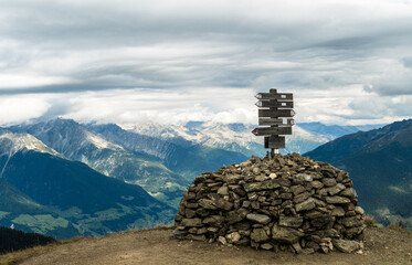 Panoramablick am Gipfel mit Wanderwegweiser im Ahrntal, Südtirol