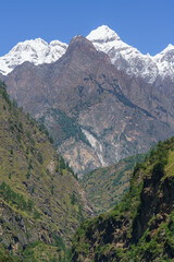 Obraz premium Majestic snow capped mountains rise above green valleys