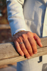 casado, alianza, boda, traje, mano, elegante