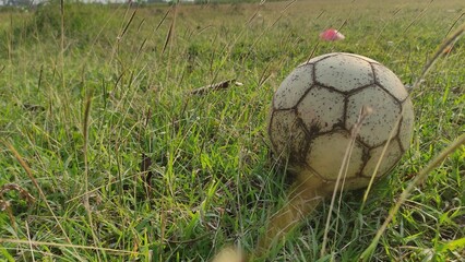 This photo of an old soccer ball on a grassy field delivers a nostalgic and natural sports atmosphere. Perfect for blogs, sports articles, training concepts, youth activities, or outdoor-themed design