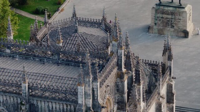 Mosteiro da Batalha top‑down planimetric sweep, linear glide along nave axis showing symmetry