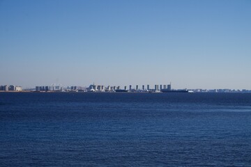 Obraz premium The city on the opposite shore of the bay
