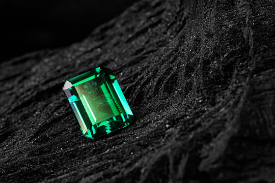 emerald gemstone on dark natural rock surface, symbolizing luxury, wealth, and timeless beauty, perfect for jewelry design, branding, advertising, and premium product concepts.