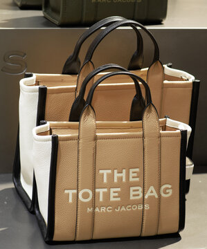 small and medium-sized The Tote Bag in white and beige leather by Marc Jacobs.Milan - Italy,23 September 2025