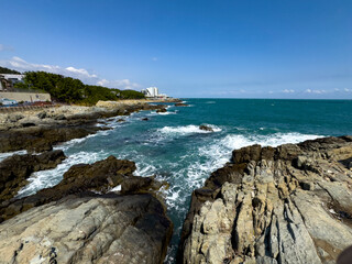 Blick auf die felsige Küste in der Nähe des Haedong-Yonggungsa-Tempels, Busan, Südkorea.