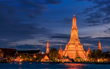 Fototapeta premium Wat Arun, Temple of Dawn at sunset, Bangkok, Thailand