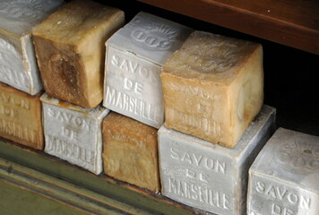 Savon de Marseille artisanal, spécialité locale, une ficelle pour l'accrocher, département des Bouches du Rhône, France

