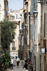 Jolies façades colorées et ensoleillées du quartier historique de Marseille, département des Bouches-du-Rhône, France