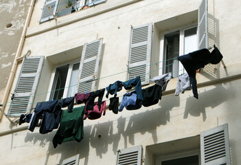 Jolies façades colorées et ensoleillées du quartier historique de Marseille, département des Bouches-du-Rhône, France