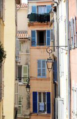 Jolies façades colorées et ensoleillées du quartier historique de Marseille, département des Bouches-du-Rhône, France