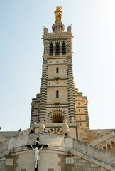 Basilique Notre-Dame de la Garde, surnommée "La Bonne Mère" couronnée par une statue dorée. Site classé Monument Historique depuis 1917, ville de Marseille, département des Bouches du Rhône, France