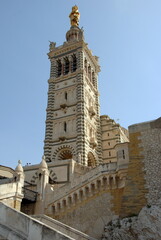 Basilique Notre-Dame de la Garde, surnommée "La Bonne Mère" couronnée par une statue dorée. Site classé Monument Historique depuis 1917, ville de Marseille, département des Bouches du Rhône, France