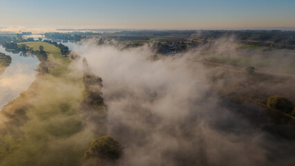 Nebel über dem Fluss am Morgen mit ruhiger Landschaft