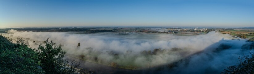 Herrliche Morgennebellandschaft über dem Tal bei Sonnenaufgang