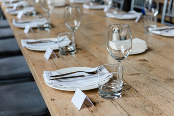 Banquet tables with drinking utensils. The restaurant is waiting for customers.
