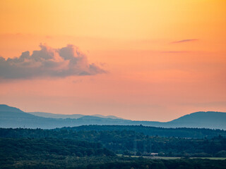 Wolkenhimmel bei Sonnenuntergang